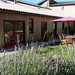 Façade et terrasse extérieure