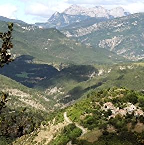 Village avec en fond la montagne des Trois Becs