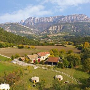 Vue aérienne de la Ferme d'Ausson, en pleine nature avec vue imprenable sur le massif du Vercors.