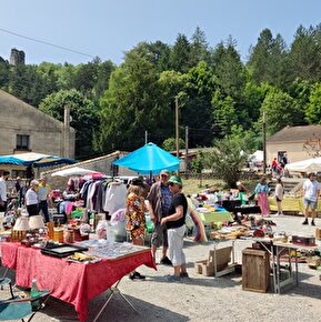 Vide grenier et marché d'artisans détourneurs