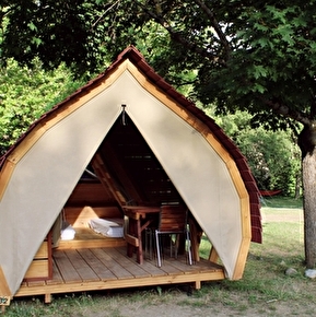 Extérieur avec toile tendue