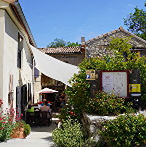 Entrée Auberge de Valdrôme avec terrasse