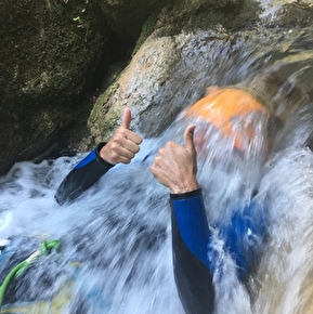 Sous la cascade